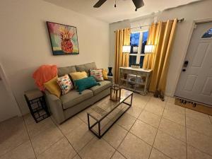 un soggiorno con un divano e un tavolo di 2/1 Naples Hideaway a Naples