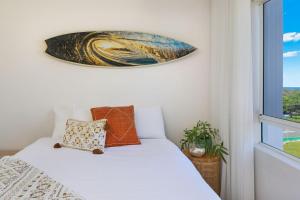 Postel nebo postele na pokoji v ubytování Beachside Resort Kawana Waters