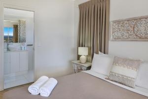Postel nebo postele na pokoji v ubytování Beachside Resort Kawana Waters