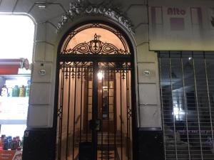 Acogedor apartamento en Palermo Buenos Aires في بوينس آيرس: بوابه ذهبيه في عماره فيها باب