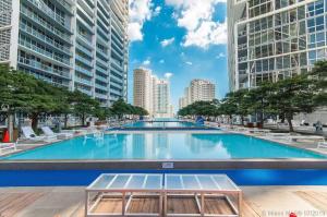 Peldbaseins naktsmītnē Icon Brickell W Residences vai tās tuvumā