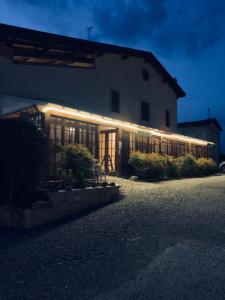 un bâtiment avec des lumières sur son côté dans l'établissement Agriturismo La Palazzina, à Castelnuovo del Garda