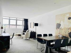 een woonkamer met een tafel en stoelen bij Sydney Executive Apartment 3beds2baths parking Chatswood in Sydney