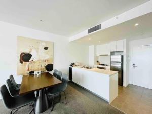 シドニーにあるSydney Executive Apartment 3beds2baths parking Chatswoodのキッチン、ダイニングルーム(テーブル、椅子付)