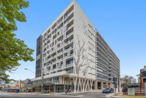 uma representação de um grande edifício numa rua da cidade em Sydney Executive Apartment 3beds2baths parking Chatswood em Sidney