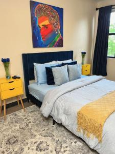 - une chambre avec un lit et une peinture murale dans l'établissement Luxury Midtown Flats near Downtown Memphis & FedEx Forum, à Memphis
