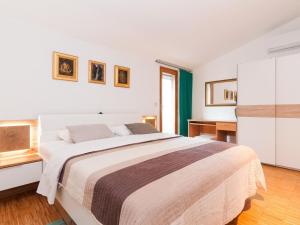 Katil atau katil-katil dalam bilik di Villa in Rovanjska with Pool & Sea Views +35 gambar