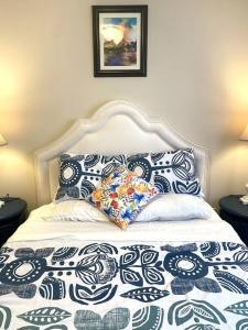 uma cama com almofadas pretas e brancas em Niagara Sleeps 6 Amazing 3bed 3bath minutes to falls em Thorold