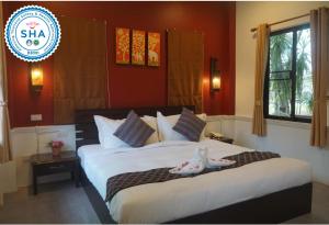 Una habitación de hotel con una cama con dos animales de peluche. en ANANTAYA CHIANGMAI BOUTIQUE HOTEL, en Chiang Mai