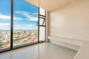 Rõdu või terrass majutusasutuses 10th Floor & Rooftop Jacuzzi