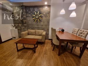 ein Wohnzimmer mit einem Tisch und einem Sofa in der Unterkunft The Nest at Luana in Porac