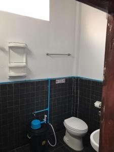 ein Bad mit einem WC und einem Waschbecken in der Unterkunft บ้านสุขใจ (Ban Suk Jai) 