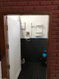 uma casa de banho com um chuveiro e um WC. em บ้านสุขใจ (Ban Suk Jai) 