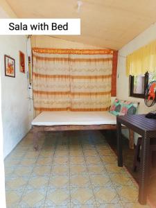 TINA TRANSIENT HOME في ناسوغبو: مقعد في غرفة صغيرة مع طاولة