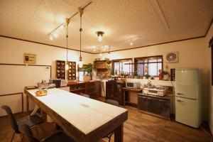長野的住宿－1日1組様限定　「ホシナサトマチ 」，一间带桌子和冰箱的大厨房