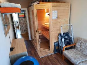 een tiny house met een sauna in een kamer bij C. Leuci in Hannover