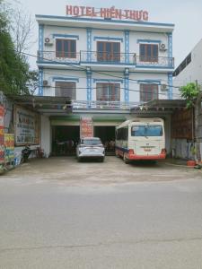 un hotel con una furgoneta aparcada delante de él en Hien Thuc Hotel, en Ninh Binh