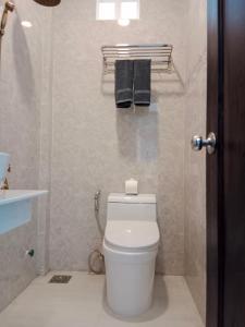 峴港的住宿－TIMES HOTEL，浴室配有卫生间、水槽和毛巾。