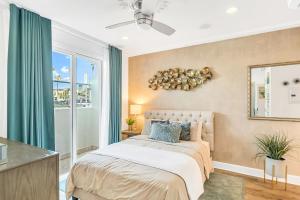 1 dormitorio con cama y ventana en SW Beach Hotel, en Hermosa Beach