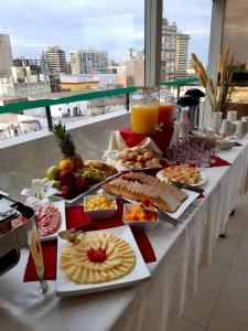 un buffet de comida y bebida en una mesa en Hotel María Luisa, en Lima