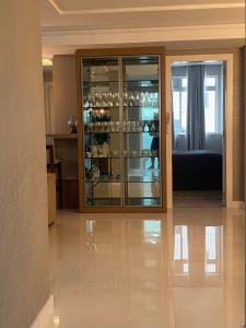 una sala de estar con un armario de cristal con gafas en Beira Mar com Excelente Localização, en Balneário Camboriú