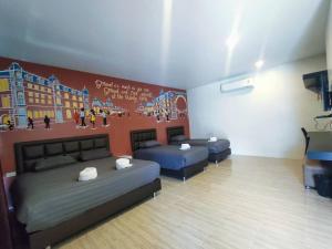 廊开Wixky hotel的一间卧室，墙上有两张床和一幅画
