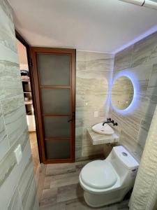 ein Bad mit einem WC und einem Waschbecken in der Unterkunft HOTEL LA GRAN MANZANA in Zacatlán