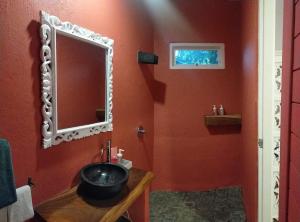 PinkCoco Uluwatu - Constant Surprises & for Cool Adults Only的一间浴室