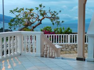 einen weißen Balkon mit Meerblick in der Unterkunft Apartments Giana in Labin