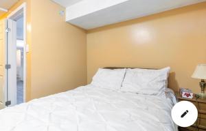 Ảnh trong thư viện ảnh của Serenity & memorable Cozy Lower Level Apartment Room in TownHouse Private Entrance ở Gatineau