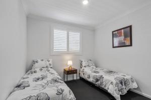 a bedroom with two beds and a window at Break Away 46 Hindmarsh RD McCracken in McCracken