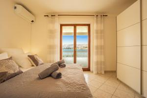 เตียงในห้องที่ Bepic Quiet location on a beautiful bay