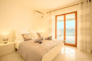 เตียงในห้องที่ Bepic Quiet location on a beautiful bay