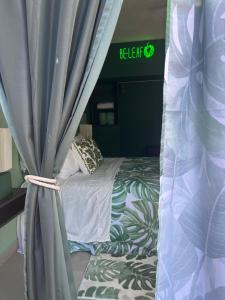1 cama con cortina en un dormitorio en DICI Co-Living Housing Cabo San Lucas en Cabo San Lucas