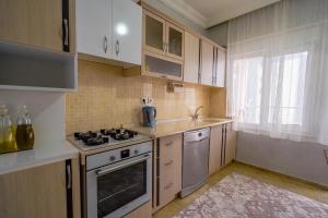 Virtuvė arba virtuvėlė apgyvendinimo įstaigoje Cozy Flat With Balcony in Kepez Antalya