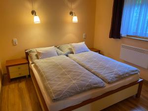 Posteľ alebo postele v izbe v ubytovaní Cili's Apartments Vonyarcvashegy Balaton