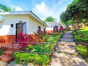 uma casa com um caminho que a conduz em Bakasyunan Resort and Conference Center - Tanay em Tanay