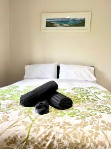 un par de neumáticos sobre una cama en 3 Bedroom Town house near Gosford CBD Sleeps 6 plus en Gosford