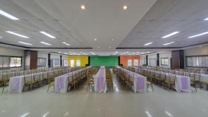 Habitación grande con mesas, sillas y una pantalla verde. en Bakasyunan Resort and Conference Center - Tanay en Tanay