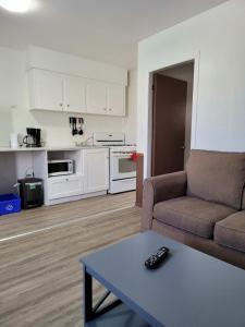 Kuchyň nebo kuchyňský kout v ubytování Midtown Motel on Alaska Ave + 3 fotografie