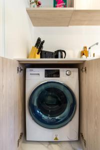 een wasmachine en droger in een keuken met een aanrecht bij The City's Best Kept Secret 2 bed 2 bath in Christchurch