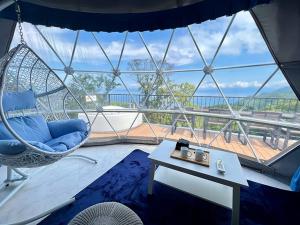 Rõdu või terrass majutusasutuses Nishiizu Glamping Tenkuuterrace