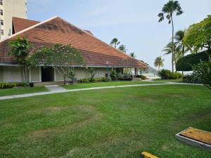 ein Haus mit einem Rasenplatz und einem Gebäude in der Unterkunft The Arena's Lavender @ Tanjung Tuan in Port Dickson