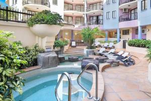 un hotel con piscina en un patio en 1 Bedroom Central Mooloolaba Resort with Pool, Spa, Mini Golf en Mooloolaba