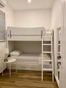 Palanda nebo palandy na pokoji v ubytování Nikolina Apartment 1