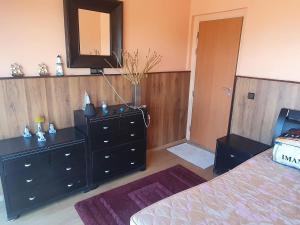 - une chambre avec un lit, une commode et un miroir dans l'établissement DAR MAALAM LAHCEN x طريق الوليدية, à El Jadida