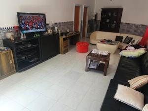 Il comprend un salon doté d'un canapé et d'une télévision à écran plat. dans l'établissement DAR MAALAM LAHCEN x طريق الوليدية, à El Jadida