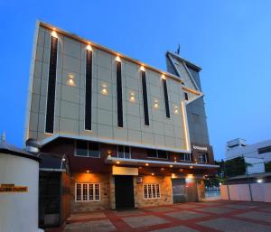 un bâtiment avec des lumières sur son côté dans l'établissement Kottavathil Hotel, à Tripunittura