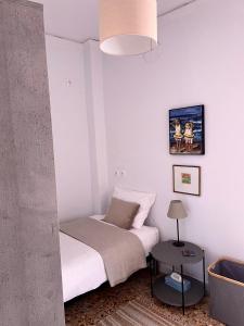 een kleine slaapkamer met een bed en een tafel bij Socratous House in Salamis