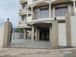 Un gran edificio blanco con un patio delante. en Magvaris Comfort Inn, en Shillong